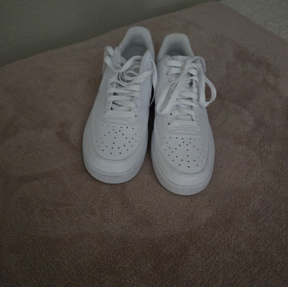 Womens nike shoes (kind of looks like airforce 1 but their not) - Picture 1 of 3